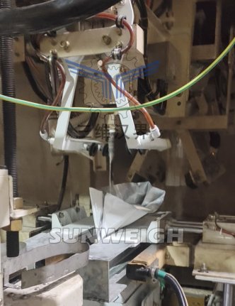 連云港某化工公司對苯二酚全自動(dòng)小袋包裝機案例